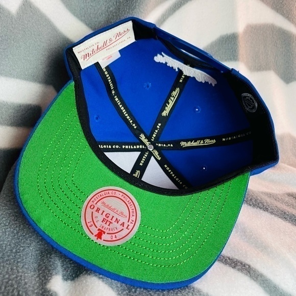 Brand new Mitchell ness Vancouver canucks cap - Picture 3 of 3